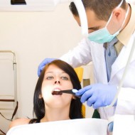 Implantologas konsultuoja del dantų implantų